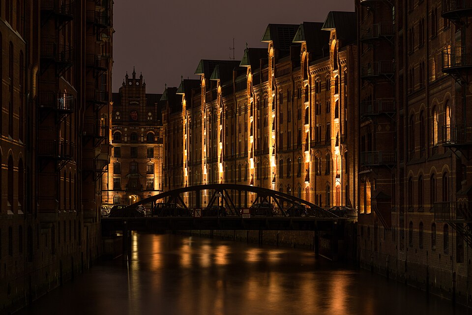 Geneva: Evening Illuminated Tour